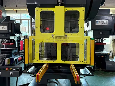 Пневматическая защитная дверь / защитная световая завеса / консоль штампа (опционально)